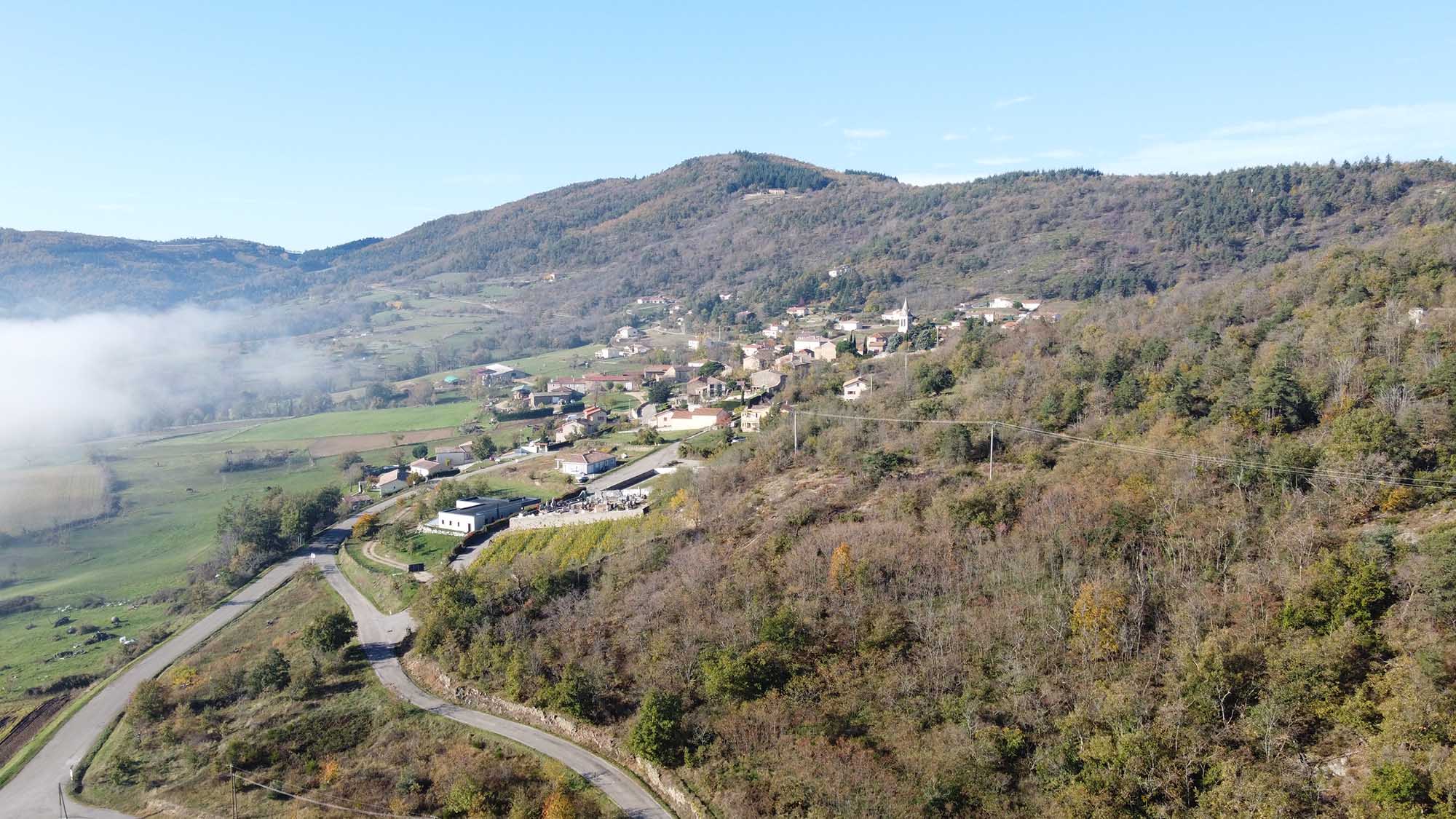 VILLAGE VUE DEPUIS LA MAZE